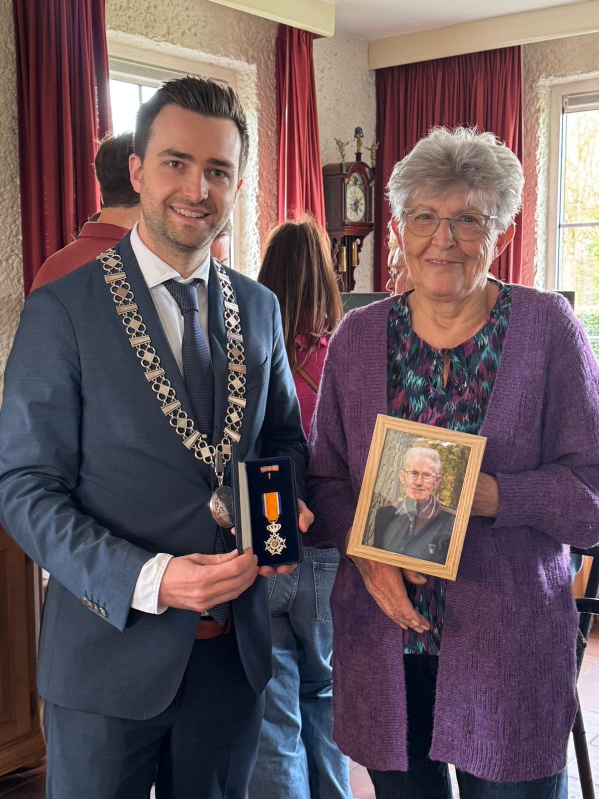 Lintje alsnog overhandigd aan familie van overleden vrijwilliger Van Cranenbroek