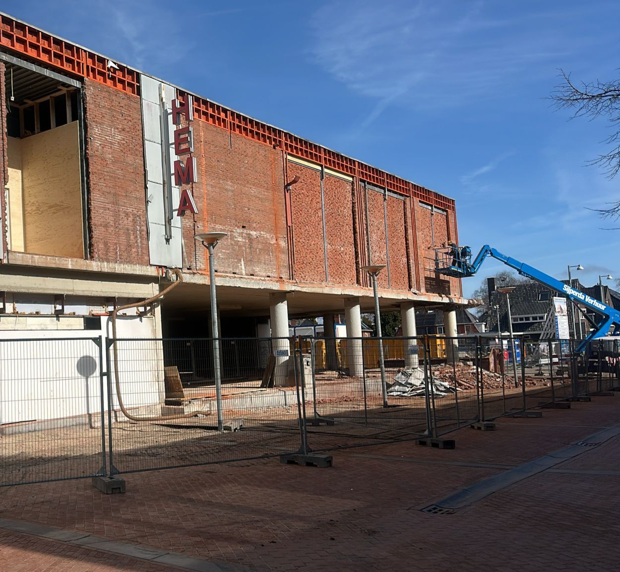 Asbest aangetroffen in oude HEMA-muren Winschoten, sanering start dinsdag
